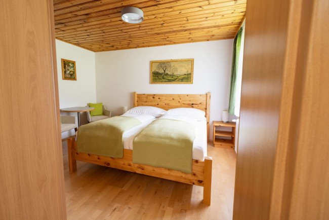 Schlafzimmer mit L&auml;rchenholz
