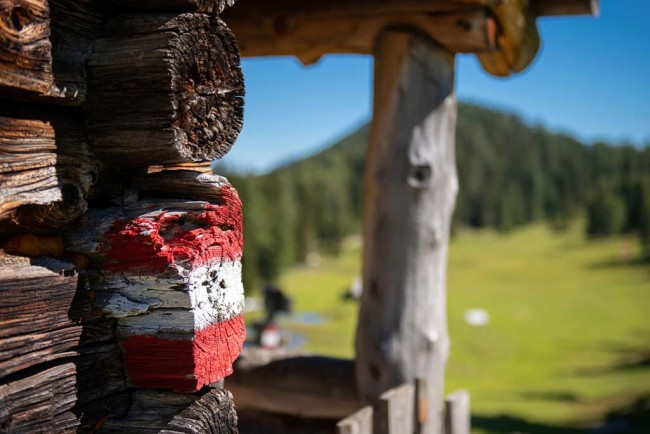 Wanderweg-Markierung auf Almh&uuml;tte