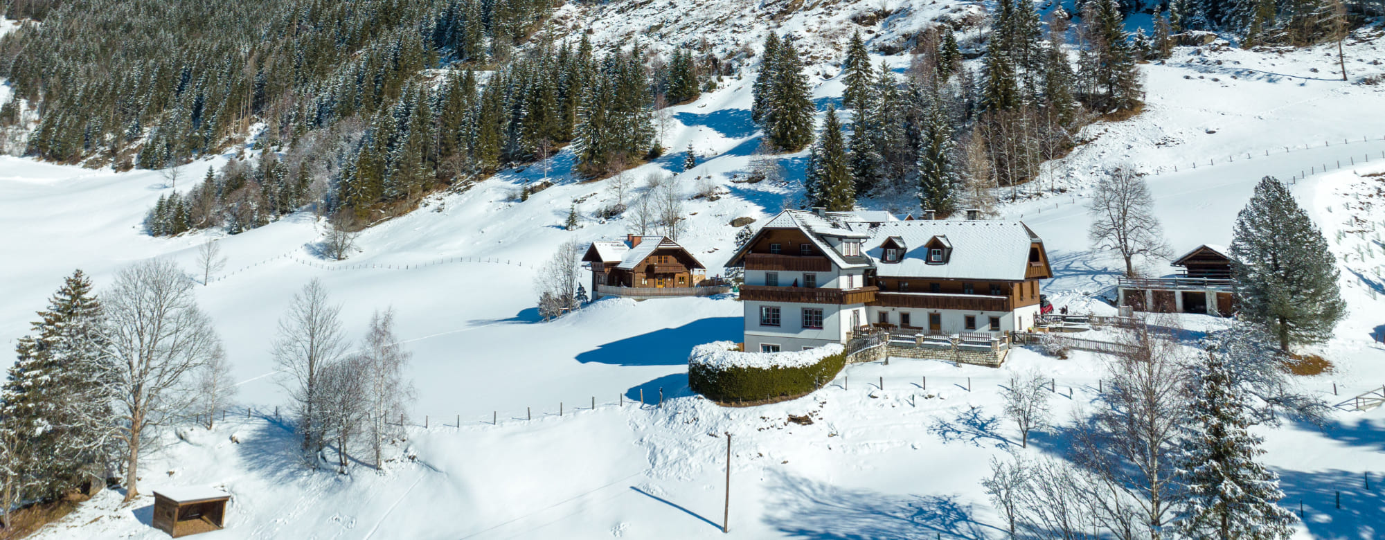Mann bei Abfahrt seiner Skitour vom Scheibleck im Sölktal 