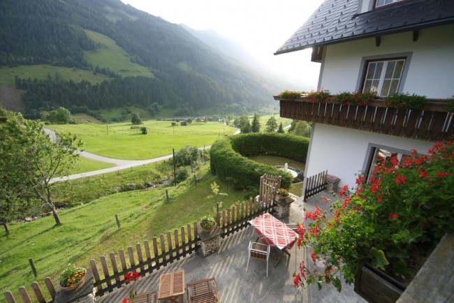 Sonnenterrasse mit Blick auf die umliegenden Berge